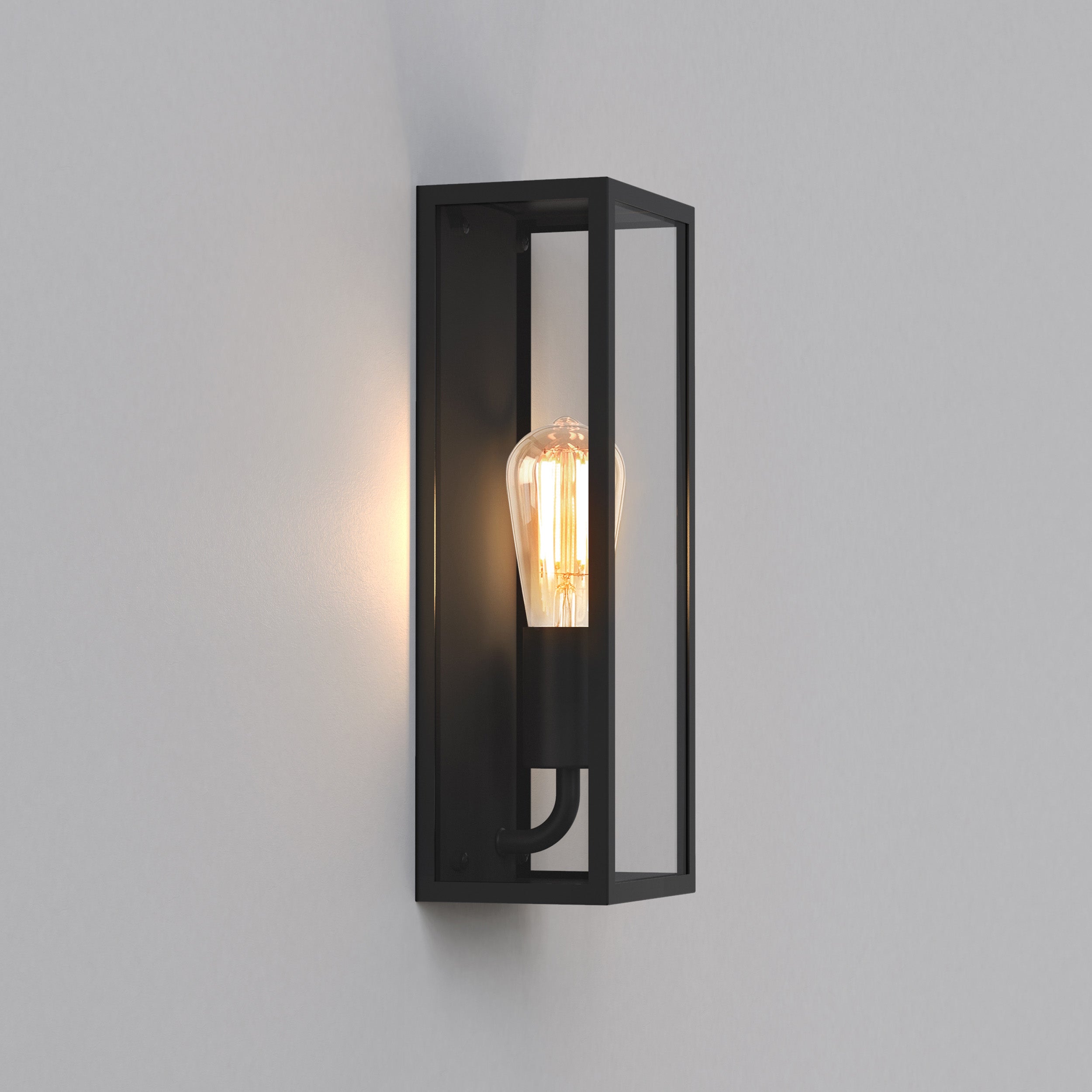 Aflang firkantet udendørslampe med sort stålramme og glassider femvist med en "glødepære".