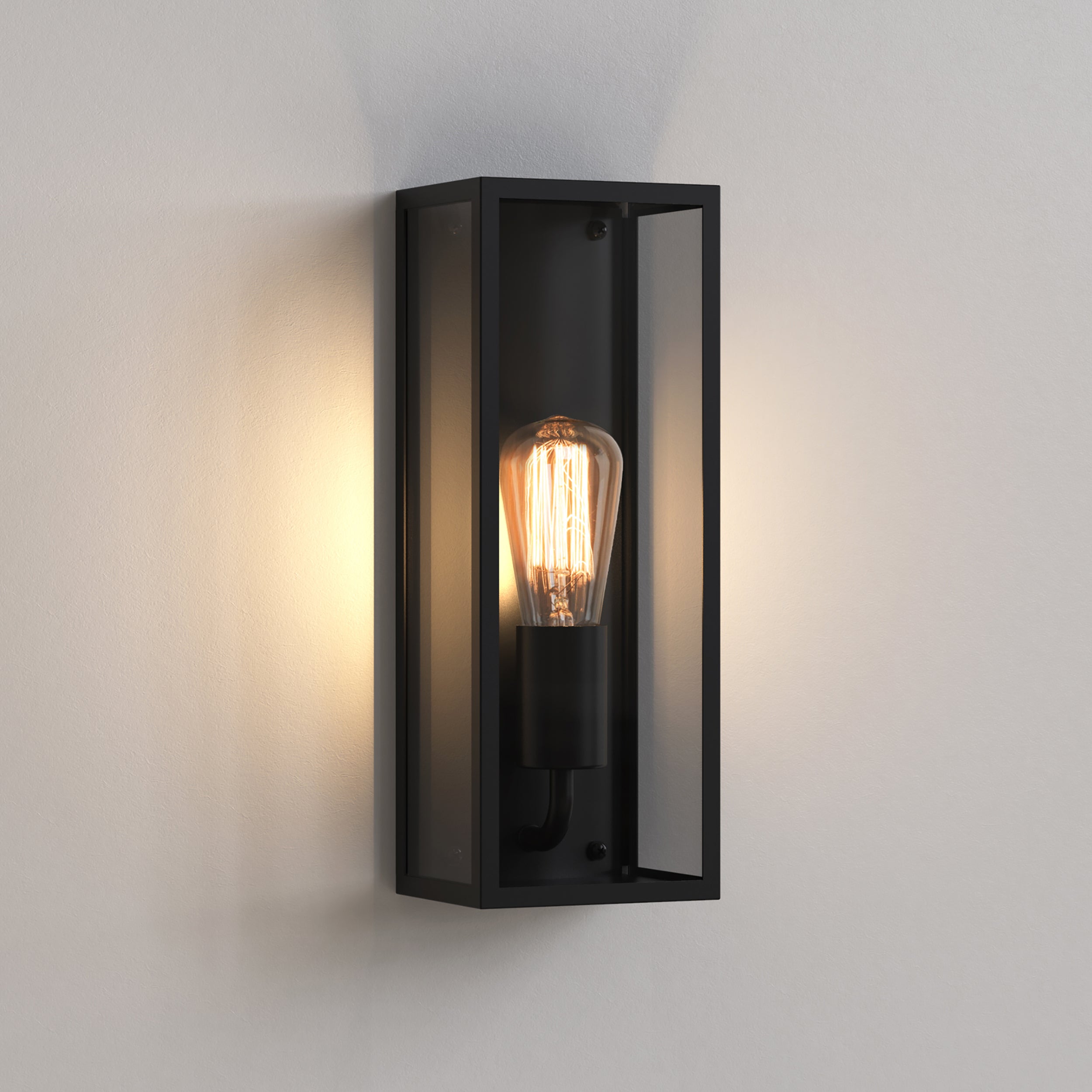 Aflang firkantet udendørslampe med sort stålramme og glassider femvist med en "glødepære".