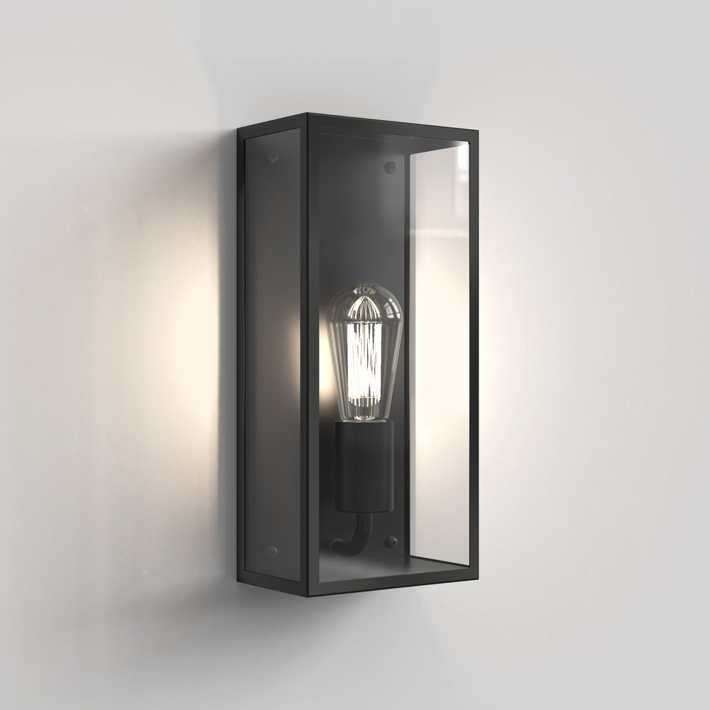 Sort udendørslampe med firkantet design i stål med glassider.