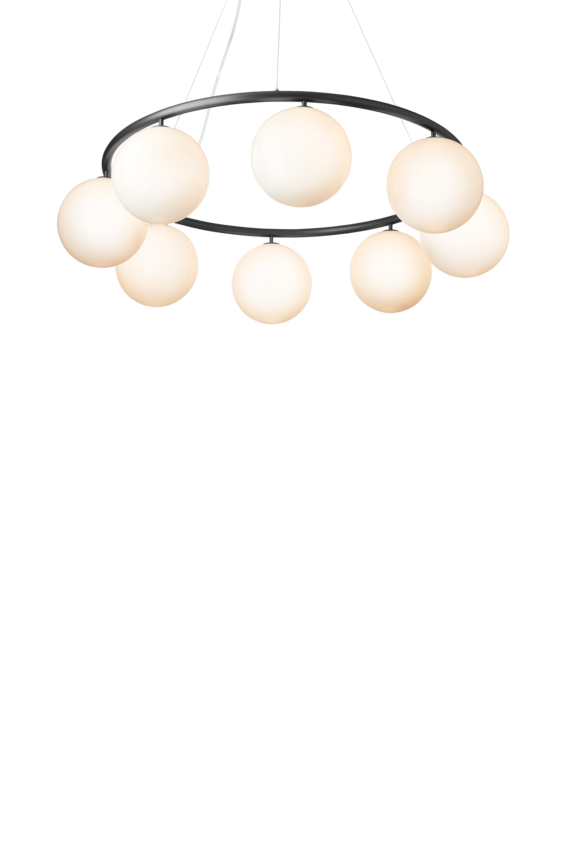 Lysekrone bestående af otte runde skærme i opalglas samt krone i mørkegrå, på hvid baggrund