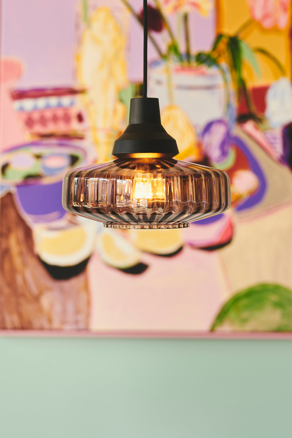 Pendel loftlampe fra Design by Us i bølget smoked glas med sort fatning og ledning.