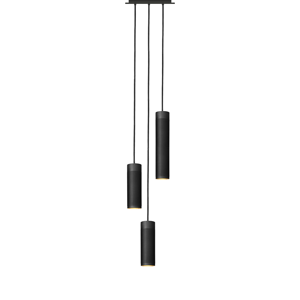 Loftlampe med tre pendler i massiv sort bruneret messing med sorte stofledninger og afdæmpet lys
