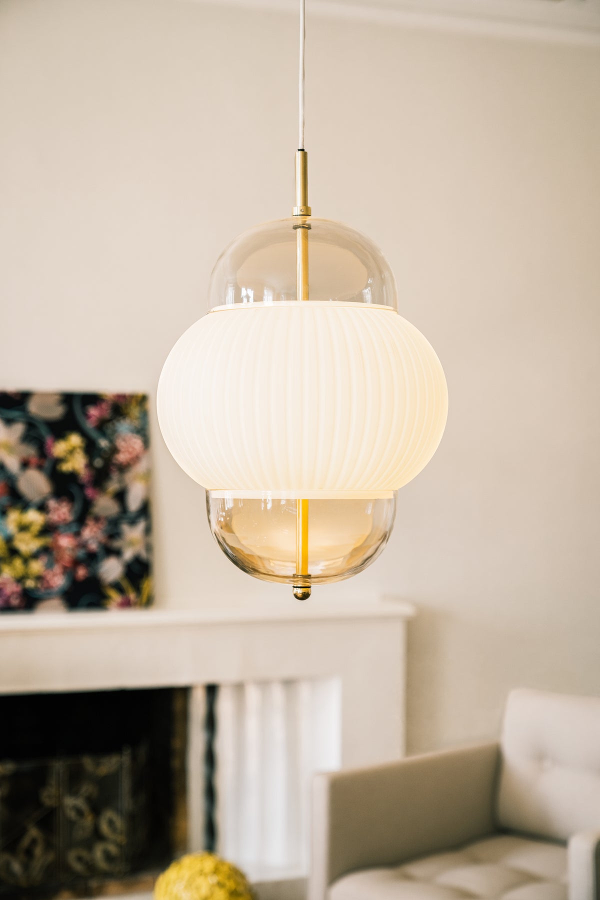 Lampe i klart glas og mat hvidplisseret glas. Derudover har lampen detaljer i messing og en hvid stofledning.