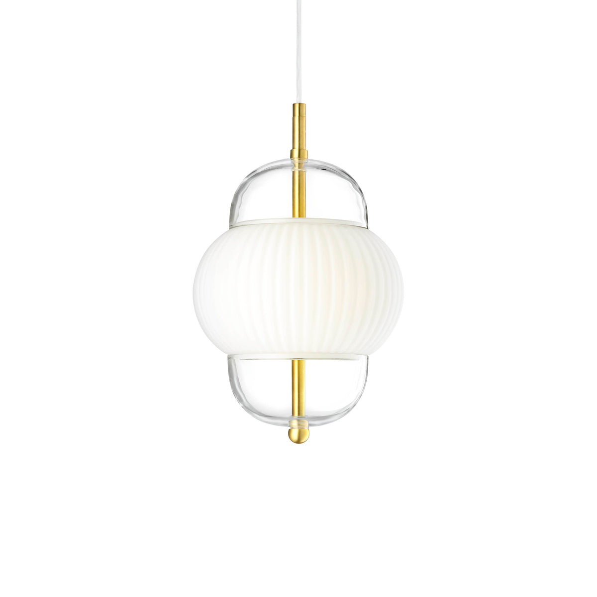 Lampe i klart glas og mat hvidt plisseret glas. Derudover har lampen detaljer i messing og en hvid stofledning. 