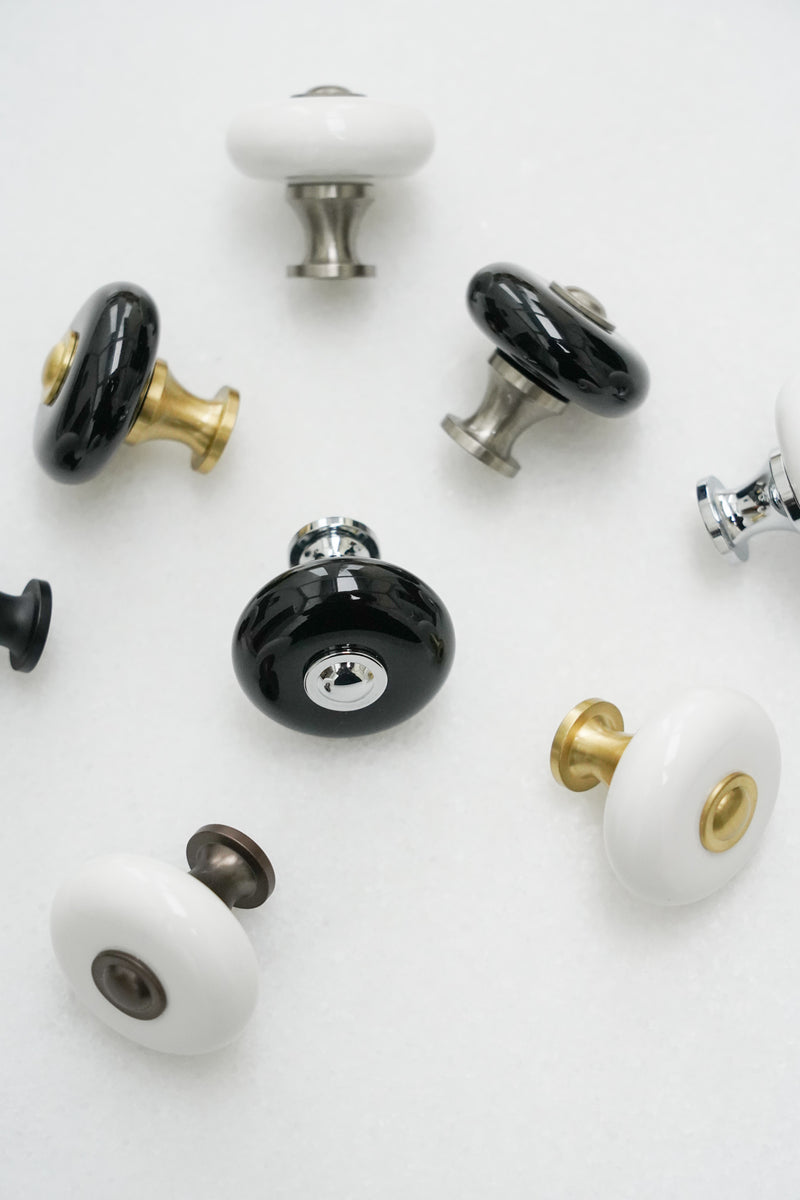 Skagen • Klassisk hvid porcelænsknop med fod i mat sort messing
