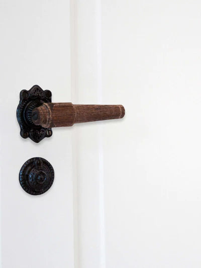 Svanemølle dørhåndtag i ædeltræ inkl. roset og nøgleskilt i sort oxideret messing