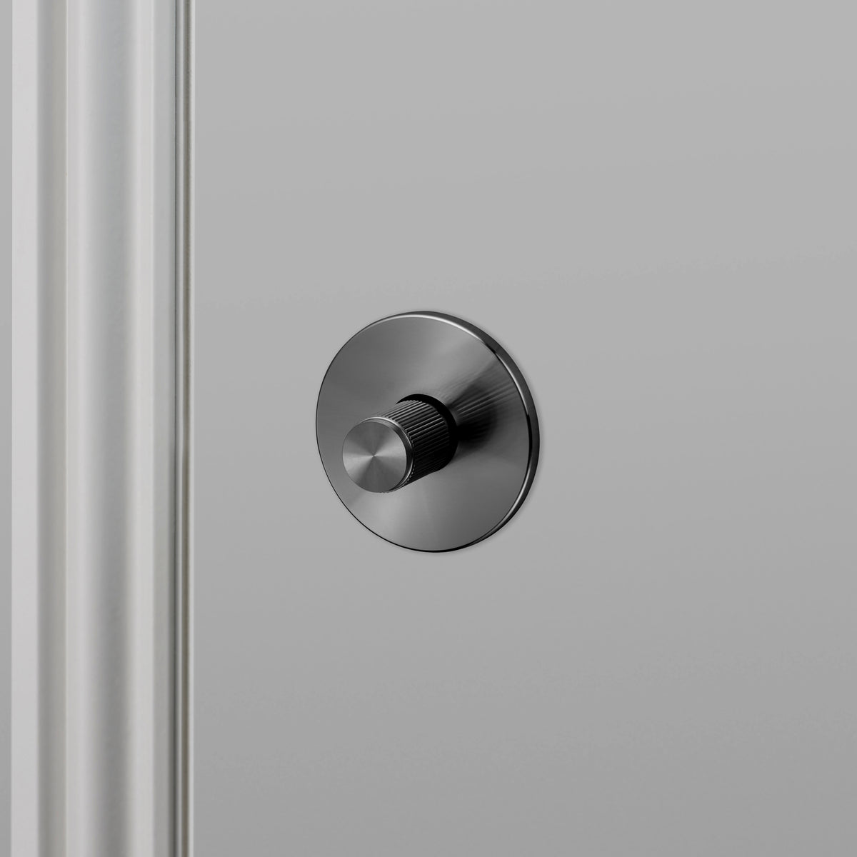 Gun metal vridelås i eksklusivt design med linjeret mønster.