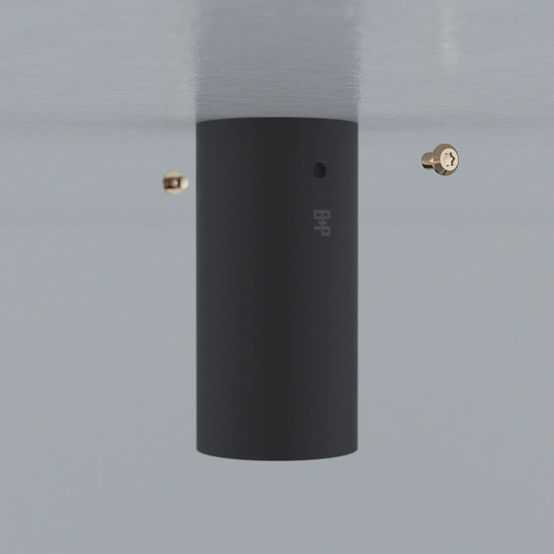 Eksklusiv pendel lampe i grå med detaljer i brændt stål fra Buster + Punch.